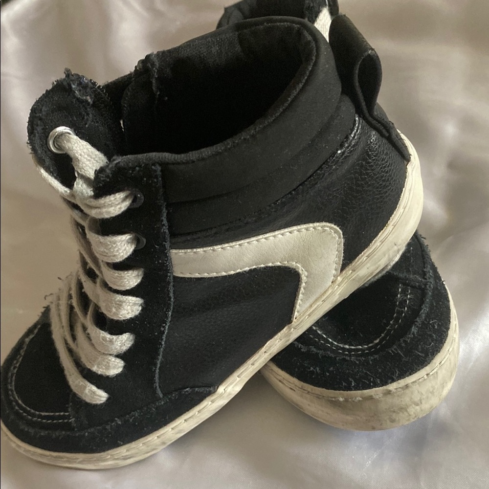 Black and White High-Top Sneakers with Contrast Laces - Picture 3 of 8